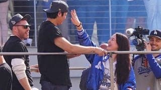 大谷翔平ですら「時々シャイに」　真美子夫人とバスの上で…突然の表情にMLB公式も注目