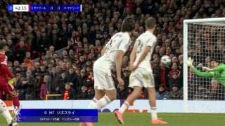 SNS沸騰「人間やめてるって」超ゴラッソ級“無回転”弾丸ミドルを片手で止めた異次元のプレー！「神シュートに神セーブ」「どっちもバケモン」