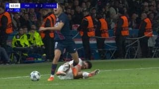 「最悪のタックル」背後からの“蟹ばさみアタック”に選手が絶叫「ただの破壊行為」負傷退場に追い込む危険スライディングに非難殺到