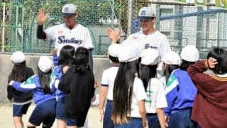 「スワローズで待ってます」松山でキャンプ中の奥川投手が小学校訪問