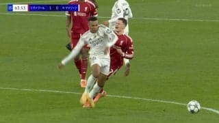 「肘打ちしてるだろ」エンバペの危険プレーにファン憤慨「これは痛い」強烈エルボーが側頭部を直撃も元日本代表DF「ファウルではない」