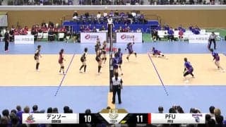 女子バレーで“ミラクルショット” 本人も驚愕！ レシーブがそのまま相手コートに…うつ伏せガッツポーズに会場もどよめき