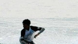 高知県黒潮町でサーフィン大会、108人が秋の海で波に乗る