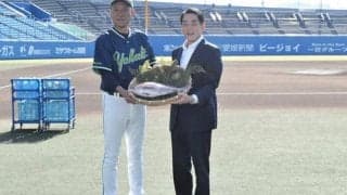愛媛県がスワローズに真鯛とミカン贈呈　池山新監督「選手の力に」