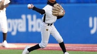 小学生によくある「球が抜ける」…最適解は“肩甲骨の斜め前”　投球を強くする壁押しドリル