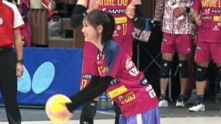 これは激カワ…本田翼、“想像の斜め上”をいく始球式に「びっくりした」「サーブを打つのかと思ったら…」放送席も驚き