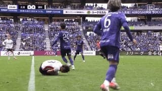 「明らかに不必要」浦和MF、広島MFと接触して絶叫…「後ろ足が膝に入ってる」「イエロー相当」まさかのノーファウル判定でSNS騒然