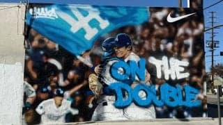 佐々木朗希の“巨大”壁画登場　スミスと感動のハグ、守護神として世界一貢献…LAの新名所