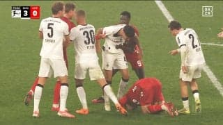 「煽りすぎだろ」“やりすぎ挑発”であわや大乱闘！「余計なこと言うな」両軍沸騰にスタジアム騒然→警告３枚でファン呆れ