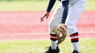 ゴロ捕球が苦手な選手に多い「胸を張る」　専門家が推奨…グラブを“自在に操る”構え方