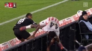 あわや大怪我！日本代表MF、強烈な体当たりで相手選手をピッチ外に吹っ飛ばし、敵地サポーターから大ブーイング