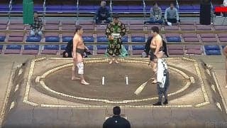 「え、なんで坊主？」「何事？」大相撲、土俵下で驚きの光景…親方の行動にファン困惑、感動も 最初の取組での一コマに反響広がる