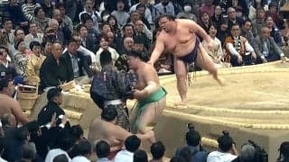 “玉突き”ハプニングで行司が落下…館内騒然 まさかの展開に笑いも「自分より行司さんを」一山本の優しさに脚光
