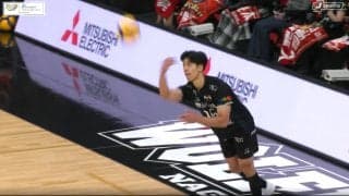 「アニメの軌道やで？」男子バレー、前代未聞の魔球サーブ 屈んで避けたレシーバーの背中を直撃する“謎変化”に公式X「横だけじゃなく下にも」驚き