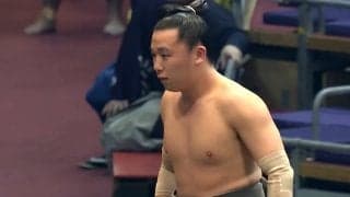 “美四股・美青年”の小兵力士、“足腰”の強さで約100キロ差の巨漢を投げ飛ばす 館内どよめき