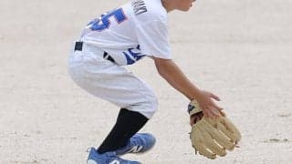 エラーを防ぐ守備の「正しい姿勢」　“脱力と集中”が鍵…小学生で覚えたい肘と膝の役割