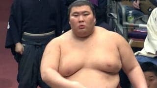 「あれ、塩がない…」熱海富士、取組直前に“エア塩撒き”の珍事 絶妙リアクションにファンほっこり