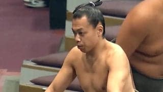 「肋骨が透けて…」「脚の筋肉が浮き出てる」36歳の“60キロ”力士、鍛え抜かれた筋肉美に驚きの声 劇的勝利に館内騒然