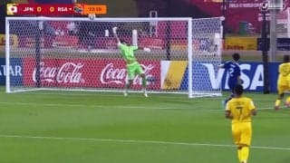 嘘だろ！？ U-17日本代表GKの“超反応セーブ”が話題「将来はフル代表に」「今大会ずっと凄い」至近距離シュートを海老反りで弾いた瞬間