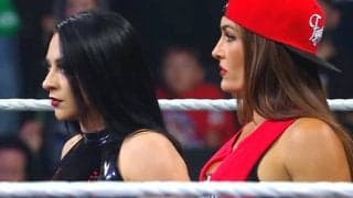 「脱いだ」「スタイルえぐ」女子レスラー、“裏切り”の凶行直後にファン驚愕 相棒をベルトで殴打→Tシャツ破り捨て“ヒール”を誇示