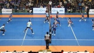 女子バレー、“軟体美技”の開脚レシーブ 地面スレスレで得点に繋がる好プレー コートを叩きながら大喜び