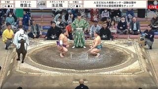 「これは目立つ」大相撲、行司の背後に“ひょっこり”著名人の姿 ひときわ目立つ存在感にネットざわつき