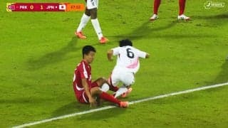 「サッカーしようぜ…」北朝鮮代表MFが“危険すぎるカニバサミタックル”→日本代表MFが悶絶「挟んでますもんね」解説者やファンが怒り【U-17W杯】