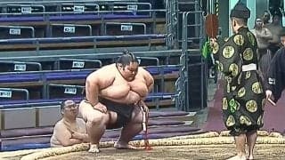 土俵の降り方が「かわいい」226キロの超巨漢力士、“まさか”の行動にファン驚き