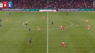 何してんの…？ 佐野海舟、目を疑う“まさかの動き”「バケモノか」空中から“真っ逆さま落下”→背中強打もプレー続行「不死身かよ！」