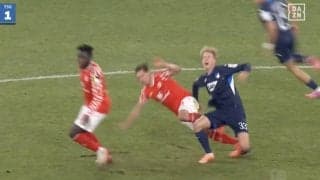 「正直マジでいらない」武闘派選手、わざと狙った？“危険タックル”で退場　解説者も呆然…足首を踏み抜いたラフプレー