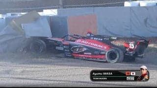 鈴鹿騒然！予選PPの岩佐歩夢がいきなりクラッシュ “逆転王座”最右翼に1周目で悲劇、首を振り悔しさ滲ませる