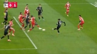 ウソでしょ！？ 鈴木唯人に「ドン引き」強烈ダイレクトボレー→名手ノイアーの脇をぶち抜く…ファン騒然「カッコ良すぎ」