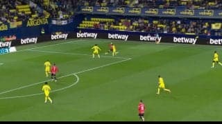 体幹強すぎ！“金髪”浅野拓磨、投入早々に決定機演出！2人相手に強攻突進で右サイド突破→高速クロスでチャンスメイクの瞬間