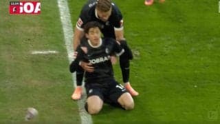 何が起きた… 鈴木唯人にイライラ？「危なっ」ゴール後に膝スラ→まさかのハプニング「バイエルンホームだから…」