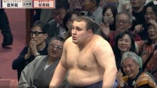 安青錦、花道奥で付け人が号泣…自らも“もらい泣き”「付け人泣いてる」「もらい泣きしちゃう」歓喜の瞬間にファン感涙