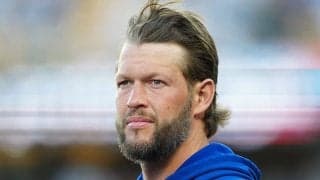 カーショーも絶叫した名場面の舞台裏　ベンチ裏で感情爆発…熱いハグと“絆”の光景