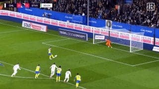 「GKめちゃくちゃキレてる…」日本人MFの“ど真ん中ふんわりPK”にファン驚愕！「どんなメンタルよ」「パネンカは尊敬する」