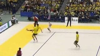 男子バレーで“まるで漫画”な離れ業 “後ろ向き”スライディングで蹴り上げるレシーブに「さすがカルチョの国で育った選手や」