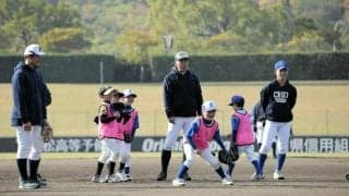 投げて打って守って、笑顔の「三刀流」　児童に野球講習会