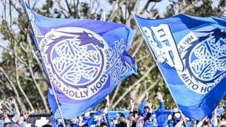 ｢独占カメラ、泣いた｣｢まだ終わってないから！｣首位陥落の水戸の主将MFがゴール裏最前列の父との固い握手＆母からの言葉に涙！｢必ず勝って嬉し涙を流そう｣