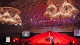 NPBアワーズに元NHK美女アナが降臨　際立つタイトな白ドレス…神宮で豪快始球式も話題