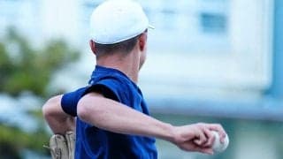 なぜ遠くに投げられない？　本物の強肩へ…強い投球・送球生む“肩甲骨と全身連動ドリル”