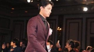 楽天・辰己、“無難なスーツ”でGG賞授賞式に登場　昨年は「全身金ピカ」で会場騒然