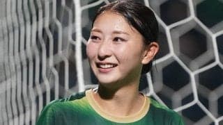 ｢ビューティー番長｣なでしこMF塩越柚歩が“世界でたったひとつ”の新アイテム自慢のオフショット公開！ カフェテラス席でのスマイルに｢素敵です！｣｢めっちゃ可愛い｣