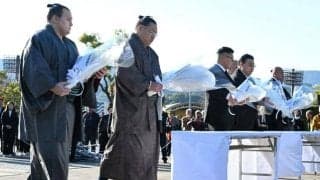 ウクライナ出身の安青錦「平和は一番大切」　長崎の平和公園で献花