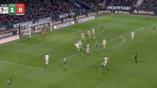 「怖すぎる…」菅原由勢、相手DFを吹っ飛ばす「マジか」「大丈夫かよ…」 強烈ミドルシュート→顔面直撃の危険シーンに場内騒然