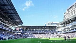 胸熱の3ショット！ 長崎出身の福山雅治がV･ファーレン長崎の8年ぶりJ1昇格を祝福！｢更なる高みへと！｣の言葉に続けて“お宝写真”を3連投！｢素晴らしいお写真をお持ちで｣