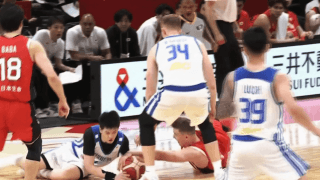 ガムシャラに飛び込む！208cm日本代表センターが“ハッスルプレー”「激アツすぎて泣ける」「貢献度が半端ない」仲間とファンの心を打った瞬間