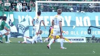 「なんじゃこりゃ…」「人間やめた」鹿島GKの“神業セーブ”に驚愕の声！「捕球はバケモン」早川友基が至近距離弾ストップ