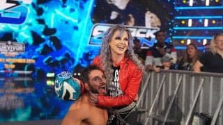 「それやっちゃダメだろ…」まさかの“妻介入” 対戦相手のマスクを剥ぎ取る暴挙に観客も「お口あんぐり」の一部始終